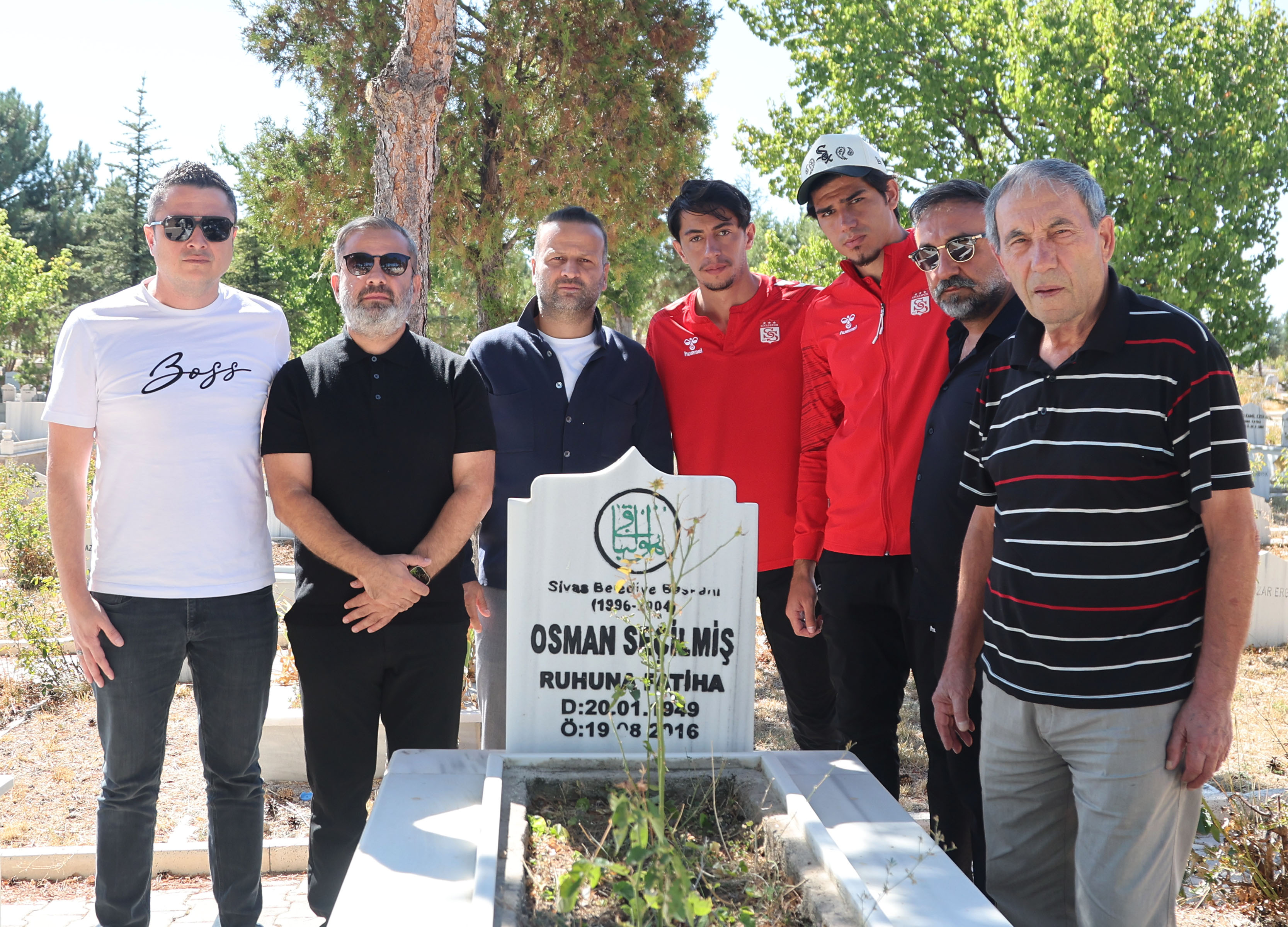 Taraftarlar Mezar Başında Anıldı Taraftarlar Mezar Başında Anıldı