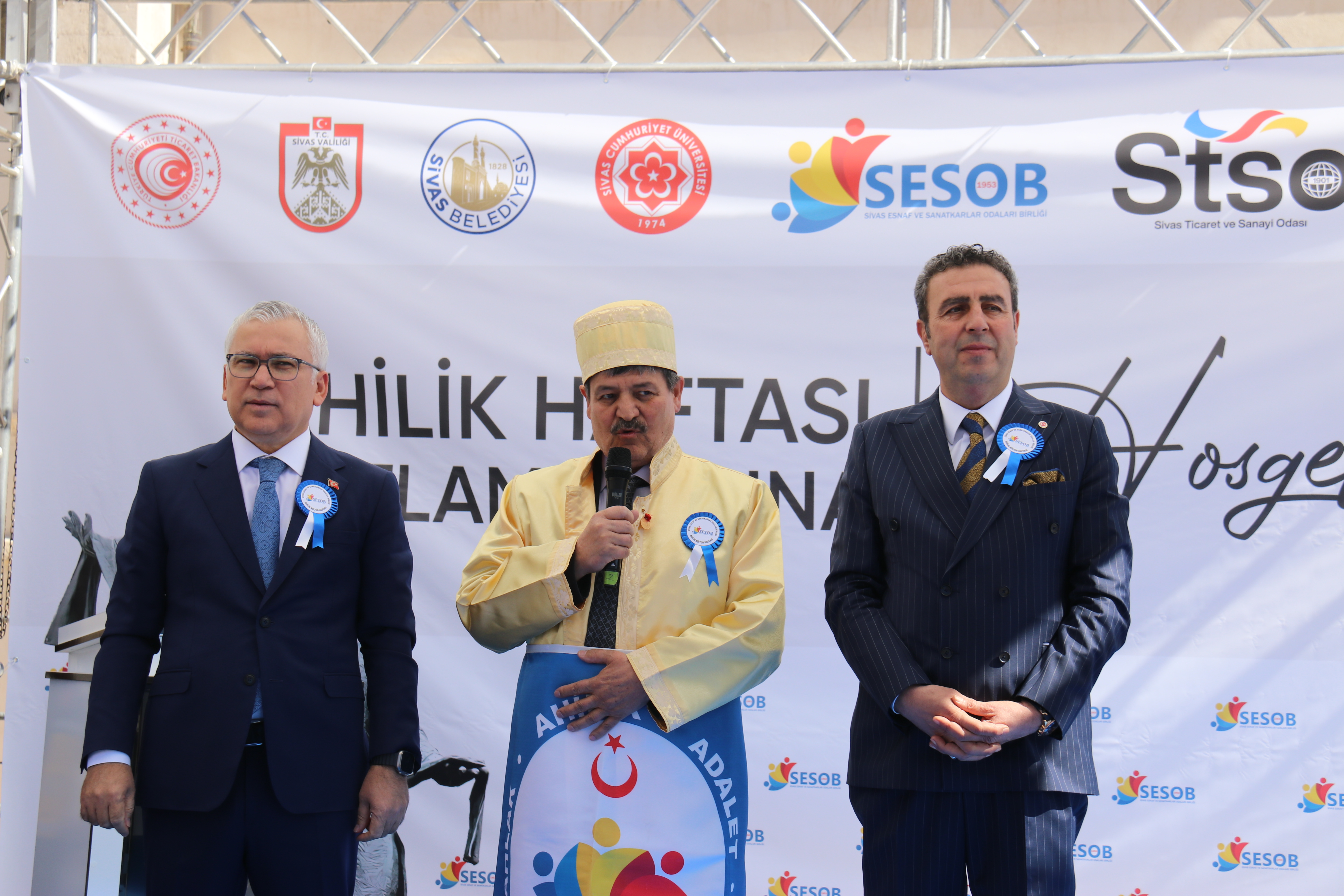 YILIN AHİSİ, HEDİYESİNİ TÜRK SİLAHLI KUVVETLERİNİ GÜÇLENDİRME VAKFINA BAĞIŞLADI