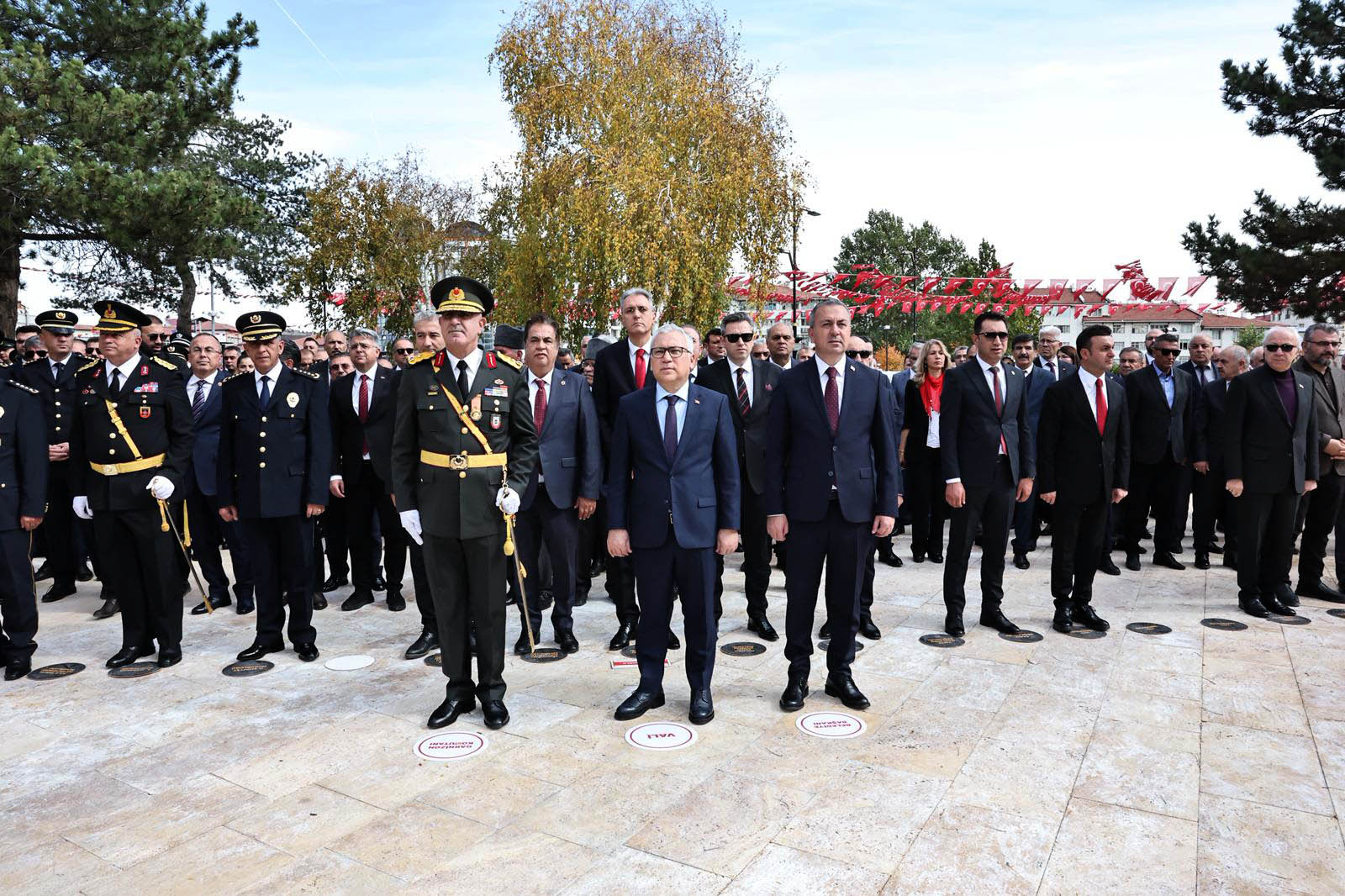 29 Ekim Cumhuriyet Bayramı’nın 102. yıl dönümü etkinlikleri kapsamında, Atatürk Anıtı’nda çelenk sunma töreni gerçekleştirildi