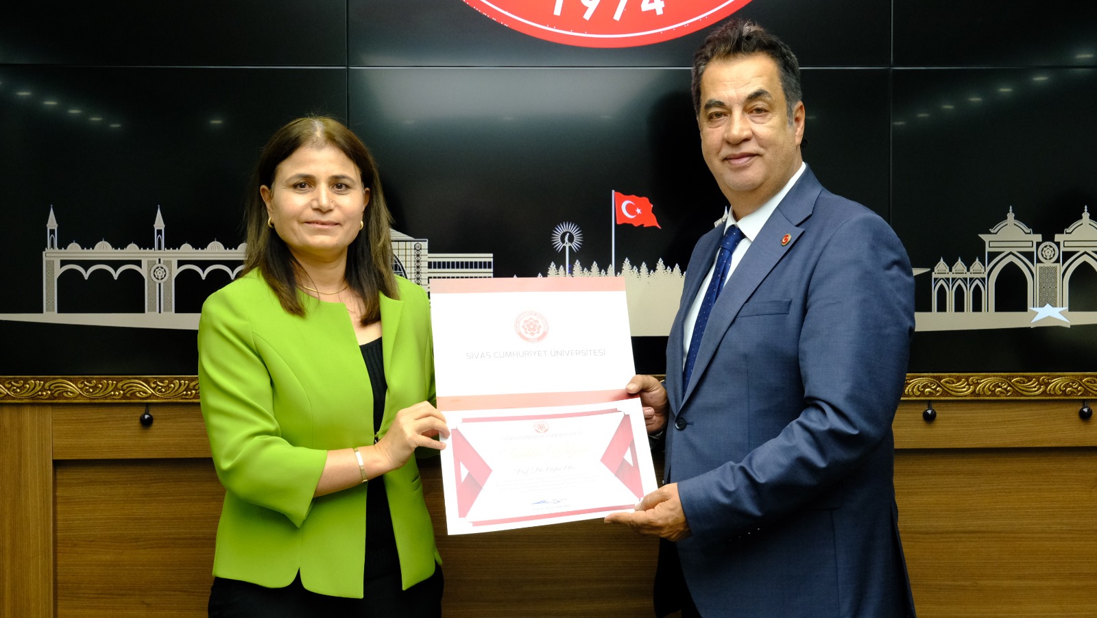 Cumhuriyet Üniversitesi Rektöründen “Dünyanın En Etkili Bilim İnsanları” Listesindeki Akademisyenlerimize Teşekkür Belgesi