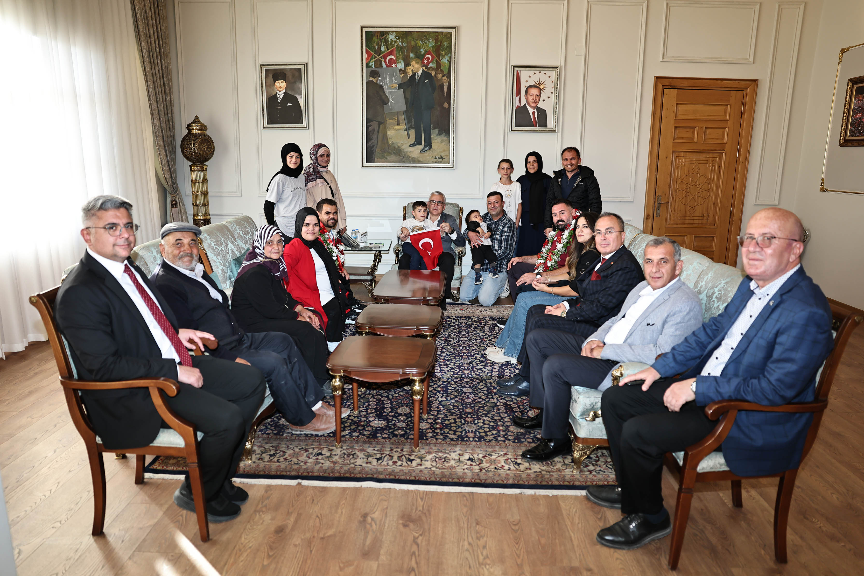 Şampiyon Abdullah Kayapınar, Vali Şimşek'i Ziyaret Etti