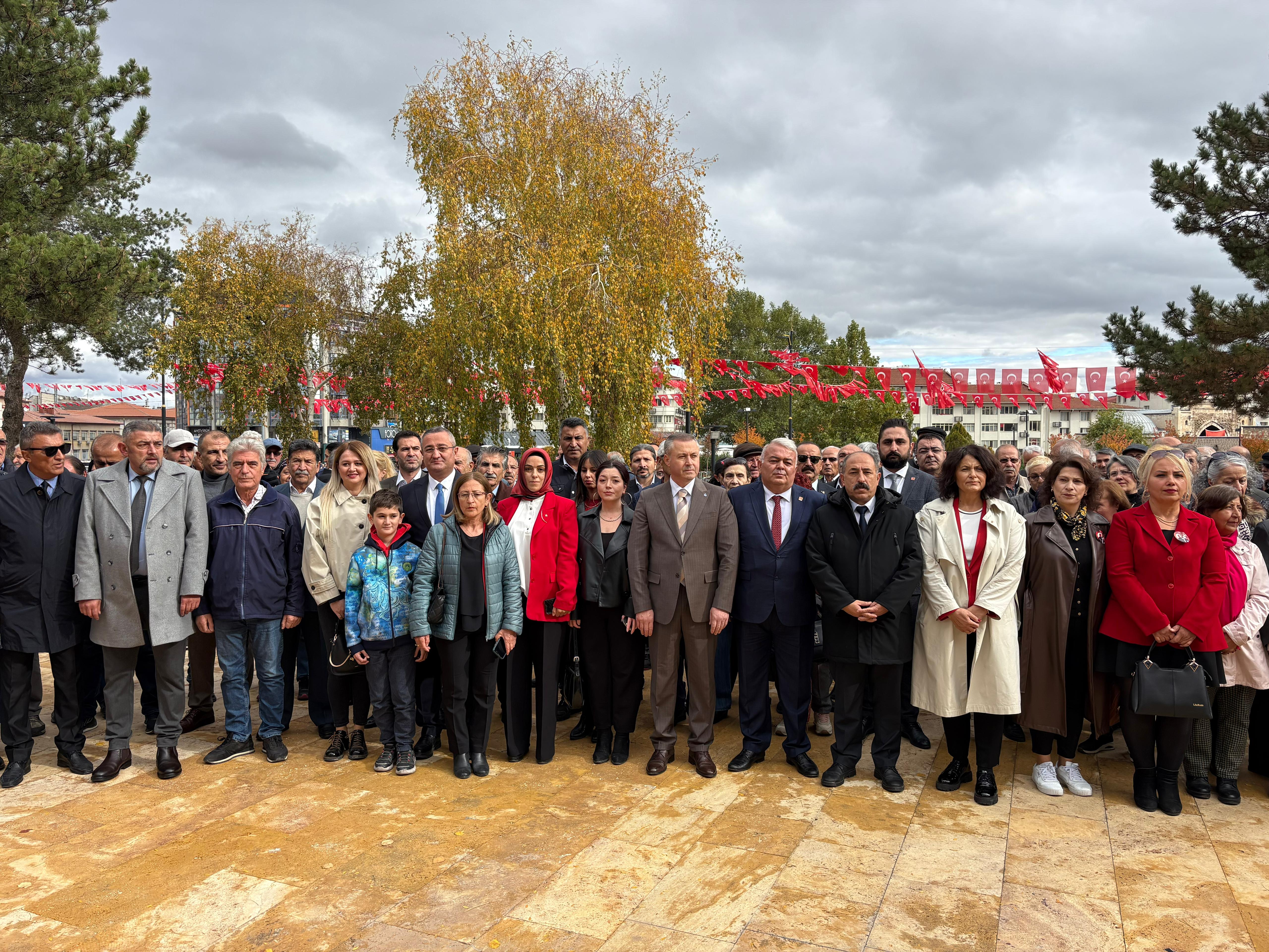 Yılmaz Coşkun"Hepimiz; bu büyük acıların ve yoklukların içinde savaşarak bize vatan yaratmış bir milletin torunlarıyız"