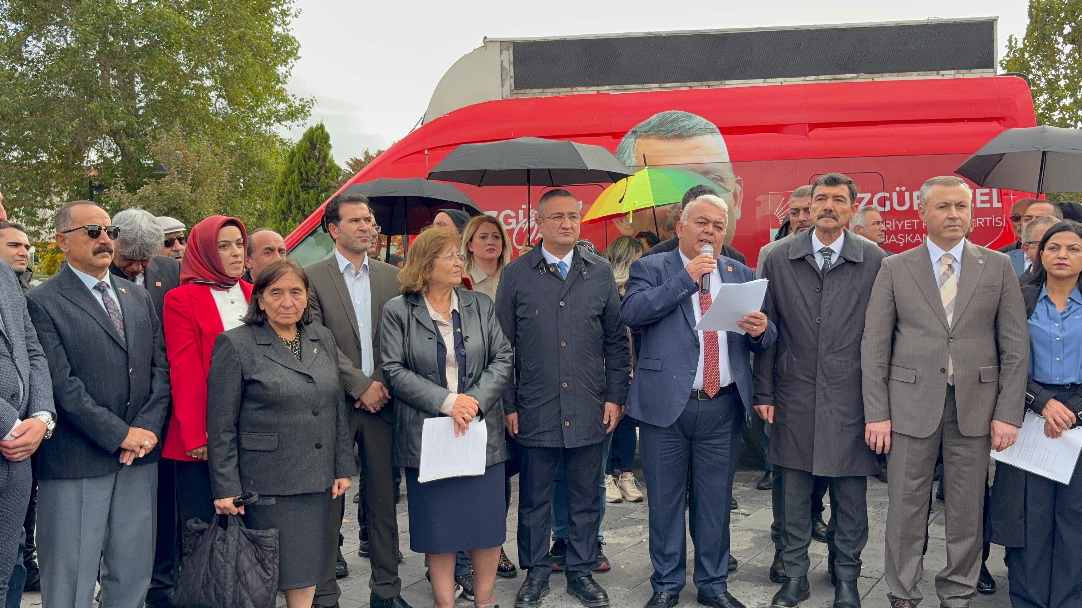 Yılmaz Coşkun"Hepimiz; bu büyük acıların ve yoklukların içinde savaşarak bize vatan yaratmış bir milletin torunlarıyız"