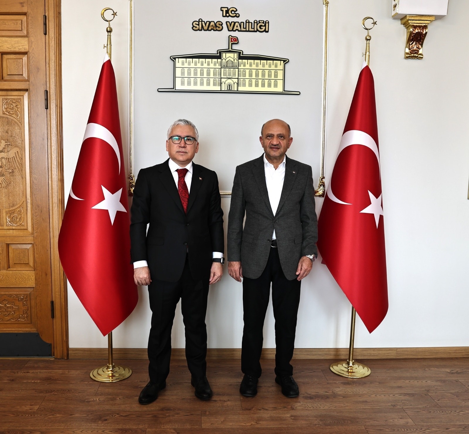 2016-2018 yılları arasında görev yapan eski Millî Savunma Bakanı ve 44. Türkiye Cumhuriyeti Başbakan Yardımcısı Fikri Işık ve beraberindekiler Vali Yılmaz Şimşek'i ziyaret ettiler 2016-2018 yılları arasında görev yapan eski Millî Savunma Bakanı ve 44. Türkiye Cumhuriyeti Başbakan Yardımcısı Fikri Işık ve beraberindekiler Vali Yılmaz Şimşek'i ziyaret ettiler