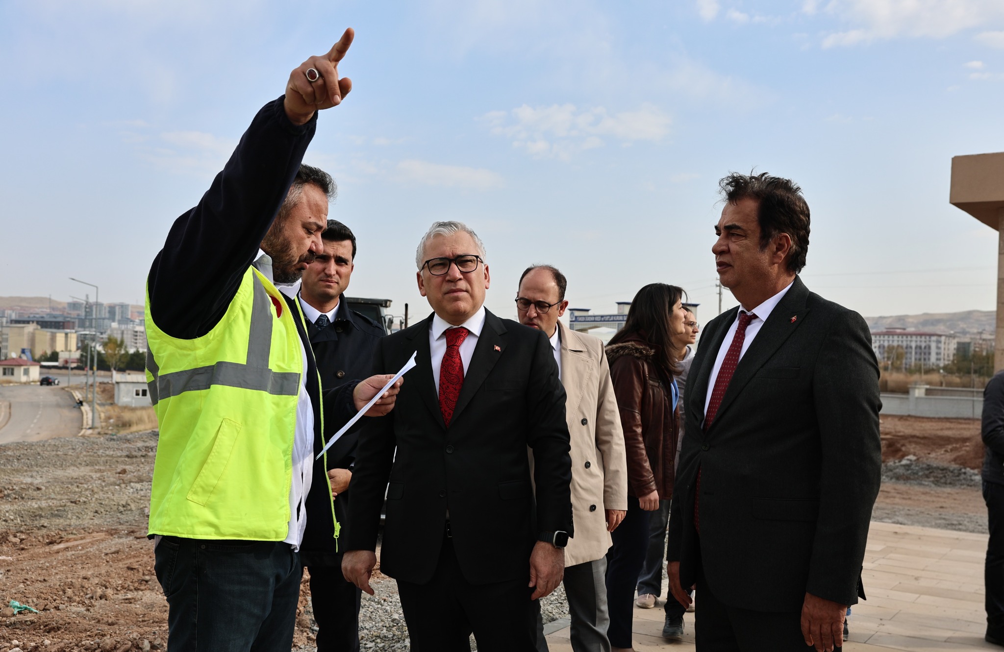 Vali Yılmaz Şimşek, Sivas Cumhuriyet Üniversitesi Tıp Fakültesi Eğitim ve Araştırma Hastanesi inşaatında incelemelerde bulundu