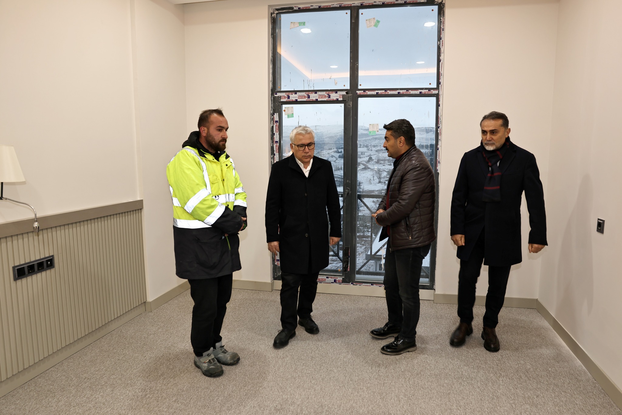 Vali Yılmaz Şimşek, inşaat çalışmalarında sona gelinen Sivas Öğretmen Akademisi binasında incelemelerde bulundu