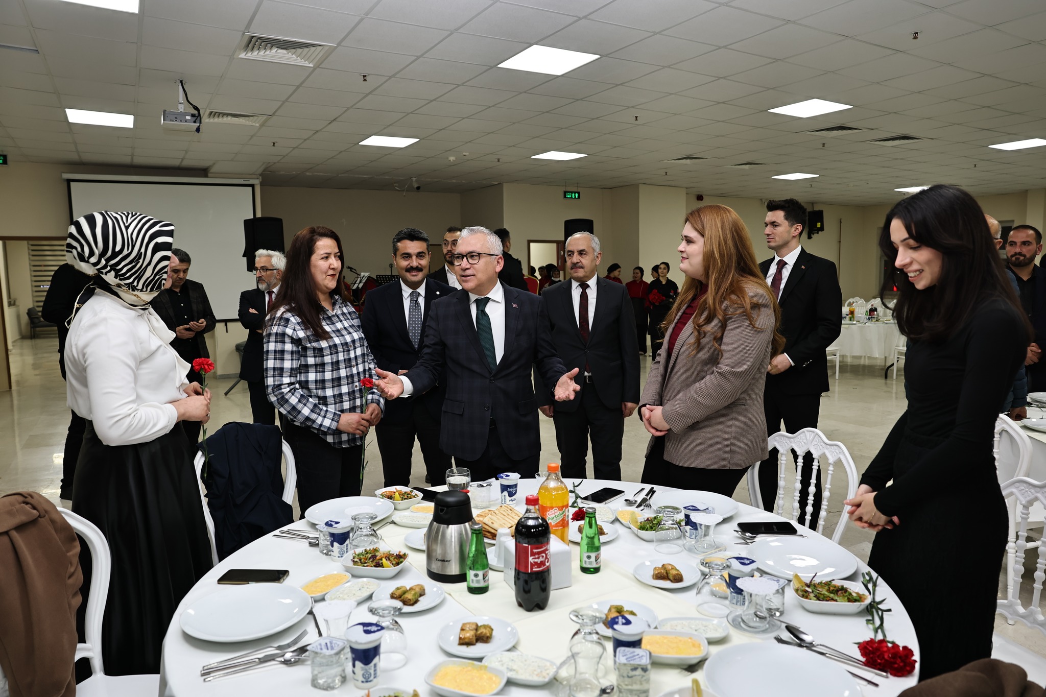 Vali Yılmaz Şimşek, İl Millî Eğitim Müdürlüğü organizasyonunda 24 Kasım Öğretmenler Günü nedeniyle emekli ve aday öğretmenlerle bir araya geldi
