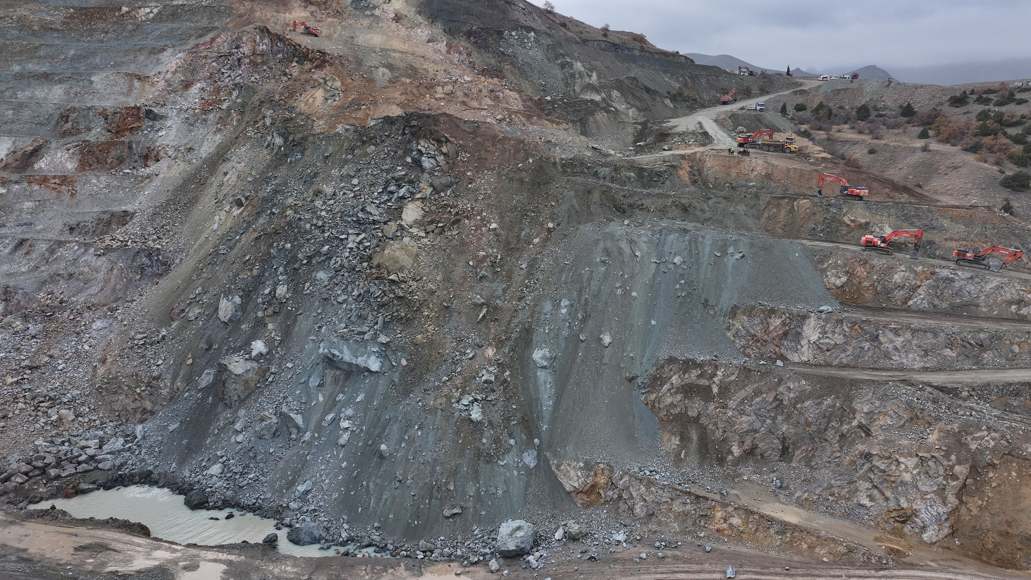 Divriği'deki Maden Göçüğünde Arama Kurtarma Çalışmaları Devam Ediyor