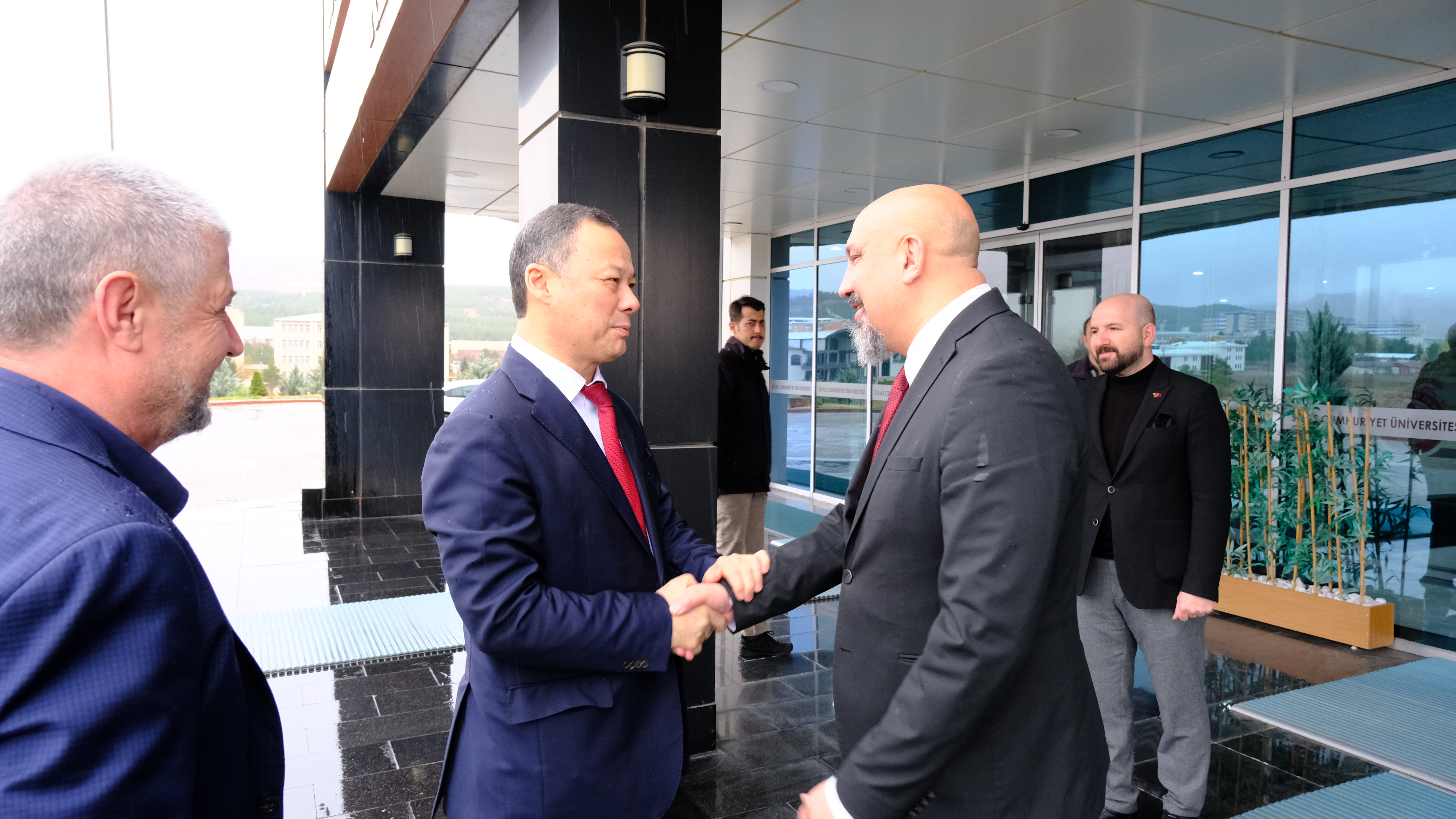 Kırgızistan Ankara Büyükelçisi, Sivas Cumhuriyet Üniversitesi’ni Ziyaret Etti Kırgızistan Ankara Büyükelçisi, Sivas Cumhuriyet Üniversitesi’ni Ziyaret Etti