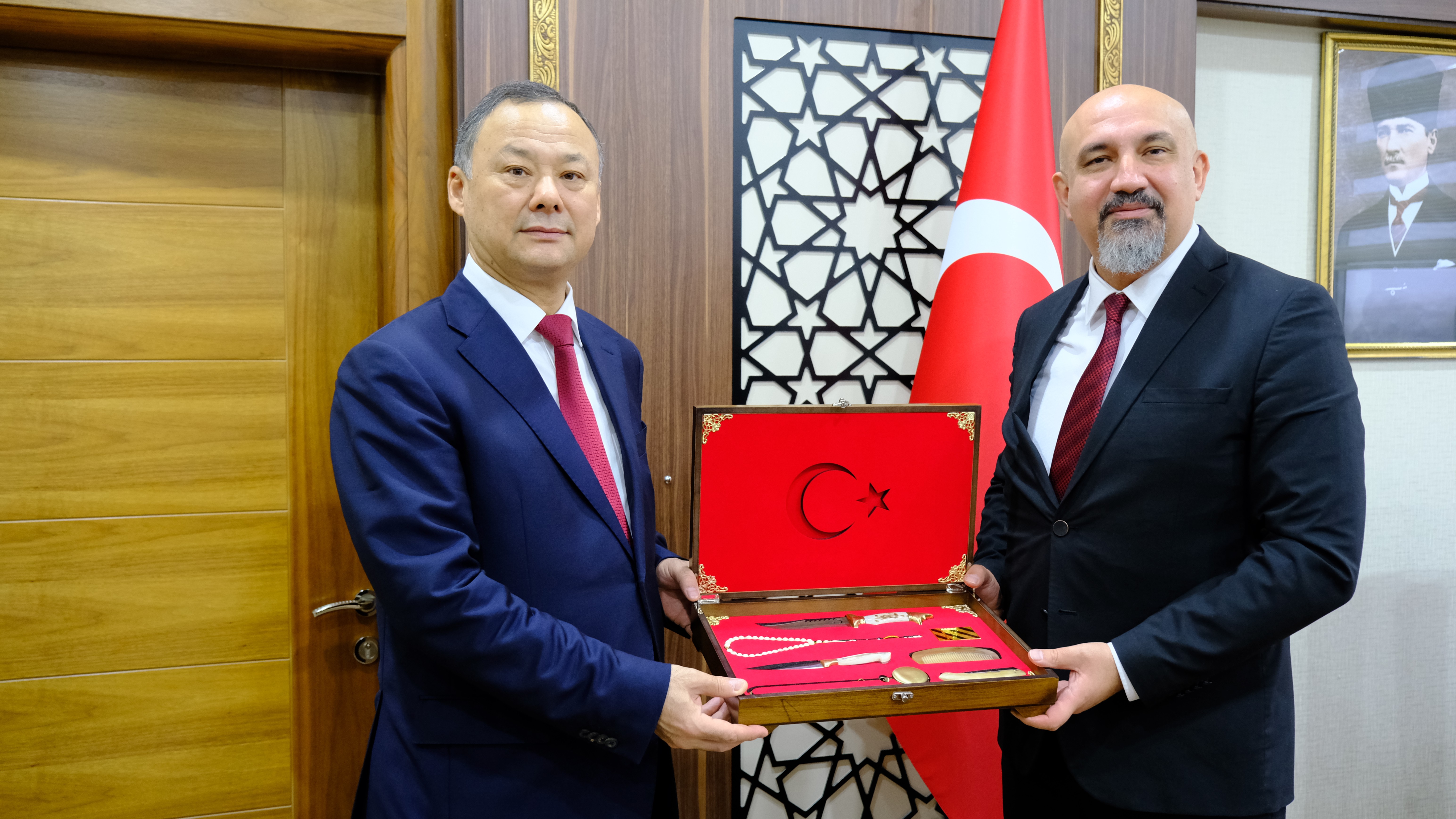 Kırgızistan Ankara Büyükelçisi, Sivas Cumhuriyet Üniversitesi’ni Ziyaret Etti Kırgızistan Ankara Büyükelçisi, Sivas Cumhuriyet Üniversitesi’ni Ziyaret Etti