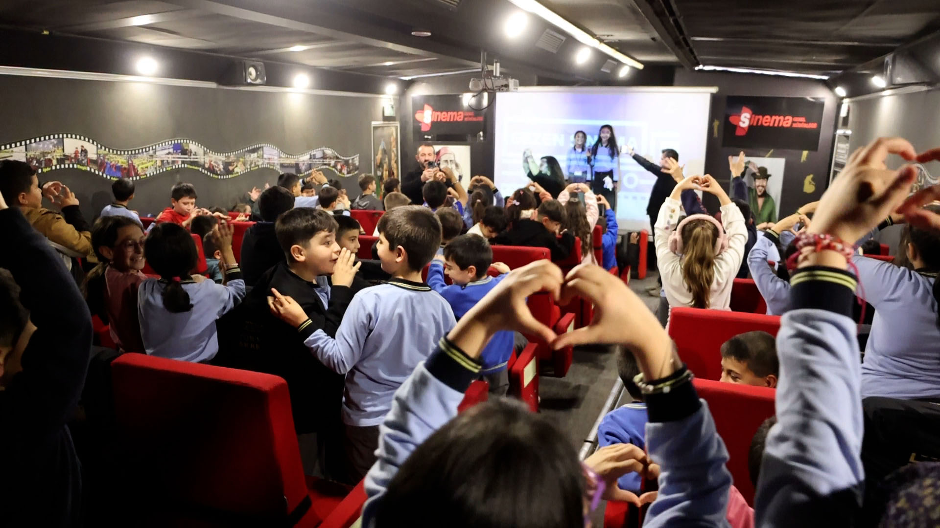 Gezen Sinema Tırı Sivas'ta Çocuklara Sinemanın Büyüsünü Yaşatıyor