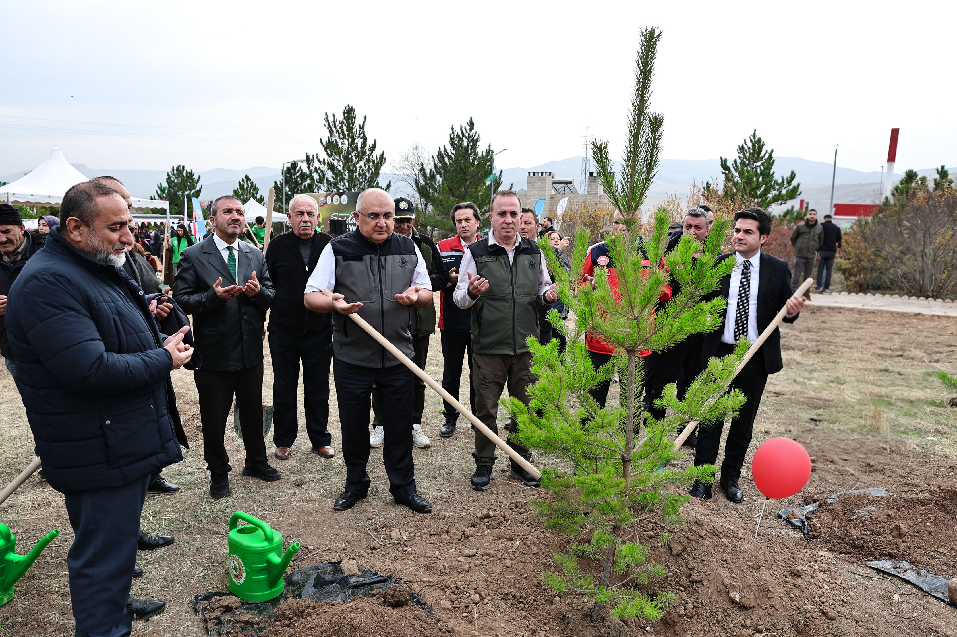 Milli Ağaçlandırma Günü'nde Fidanlar Toprakla Buluşturuldu