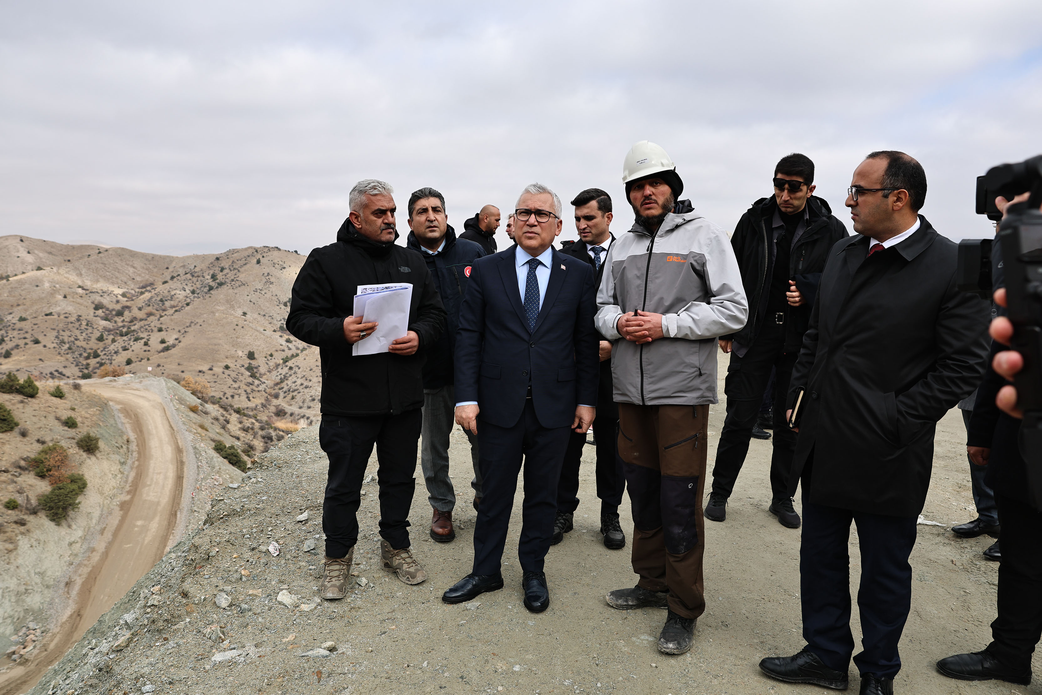 Divriği'deki Maden Göçüğünde Arama Kurtarma Çalışmaları Devam Ediyor