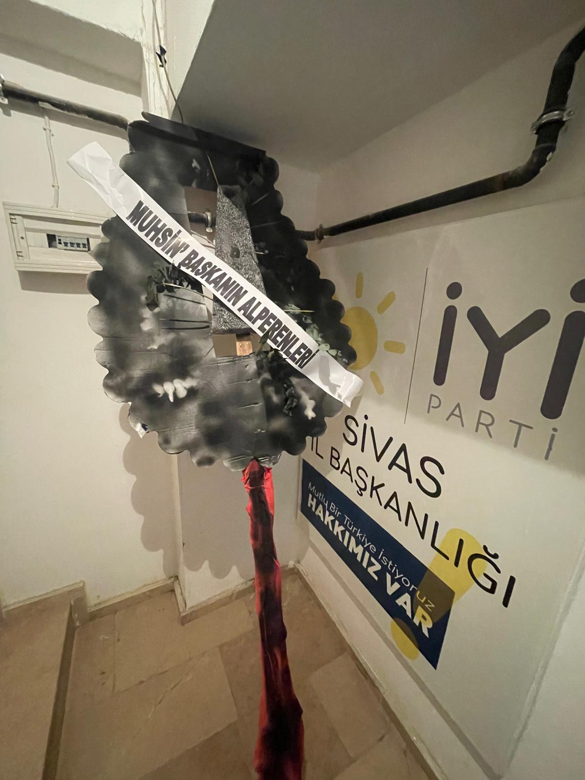 İYİ PARTİ İL BAŞKANI KARASU’YA ALPERENLERDEN SİYAH ÇELENKLİ PROTESTO