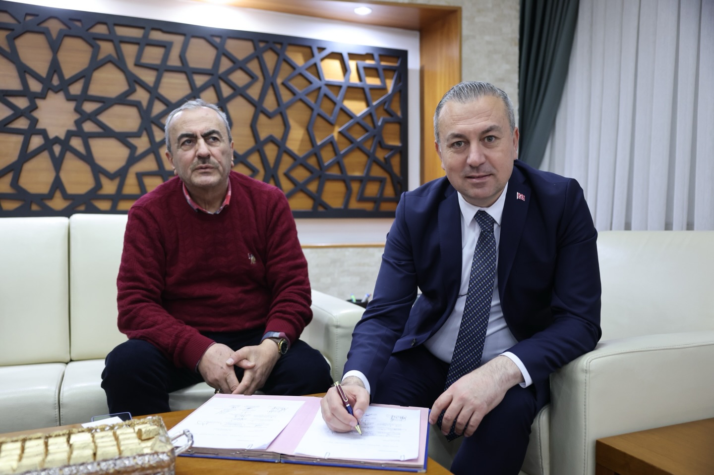 Belediye Başkanı Dr. Adem Uzun, Sivas Kent Konseyi tarafından TBMM’ye sunulması planlanan İstiklal Madalyası başvurusunu imzaladı