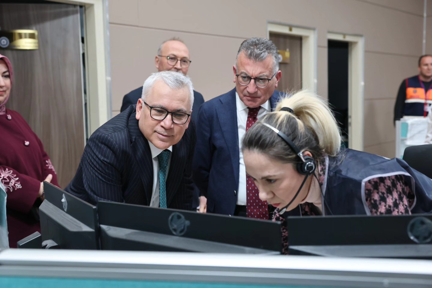 Yeni Yılda Protokol ilk olarak İhramcızade İsmail Hakkı Toprak Huzurevi yaşlılarla bir araya geldiler