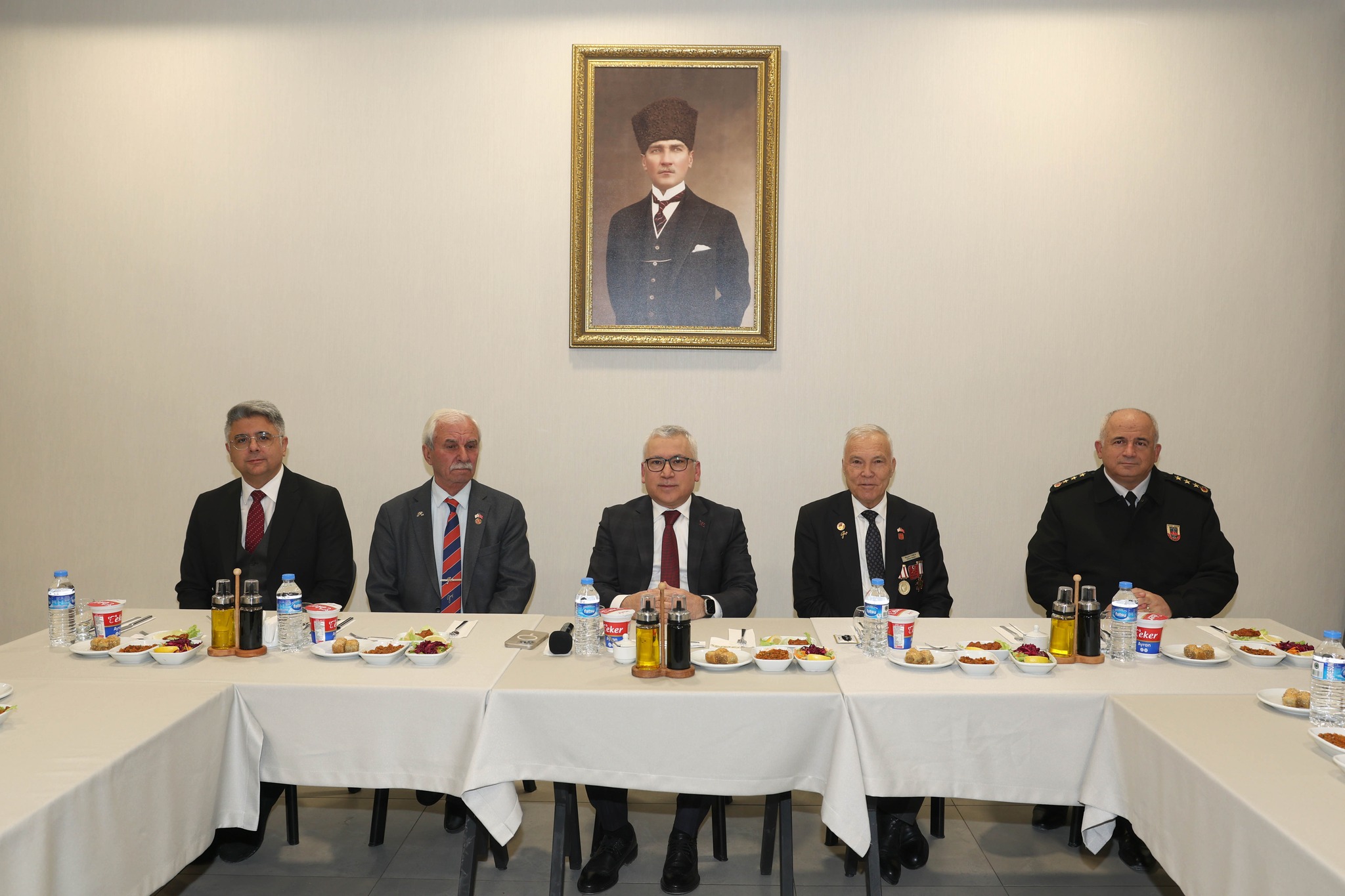 Türkiye Muharip Gaziler Derneği Genel Başkanı Beyazıt Yumuk ve Ankara Muharip Gaziler Derneği üyeleri, Sarıkamış Harekâtı’nın 111. yıl dönümü dolayısıyla Sarıkamış’ta düzenlenen anma program