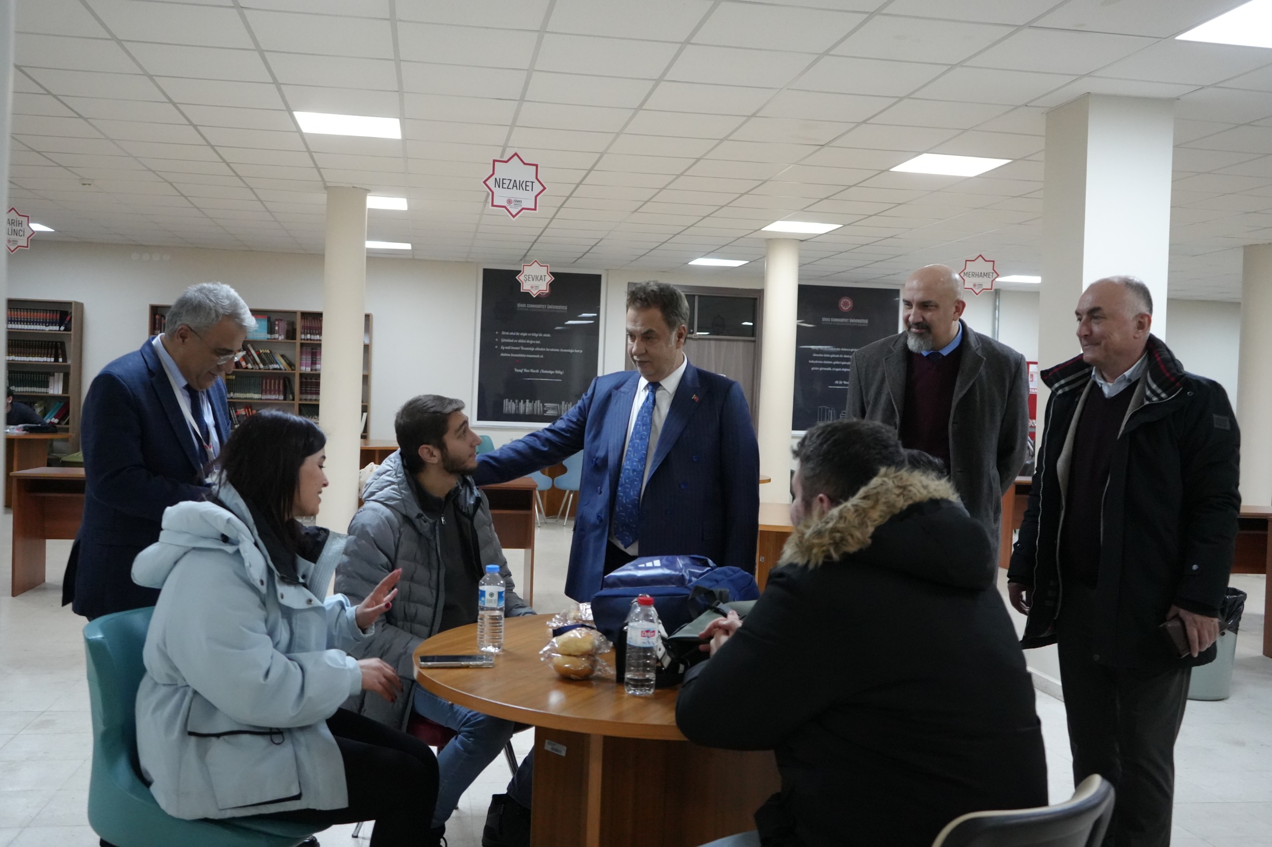 Rektör Şengönül Kütüphanede öğrencilerle bir araya geldi