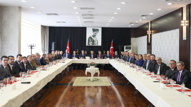 CHP Lideri Özgür Özel, Doğu ve Güneydoğu İl Başkanları ile Bir Araya Geldi