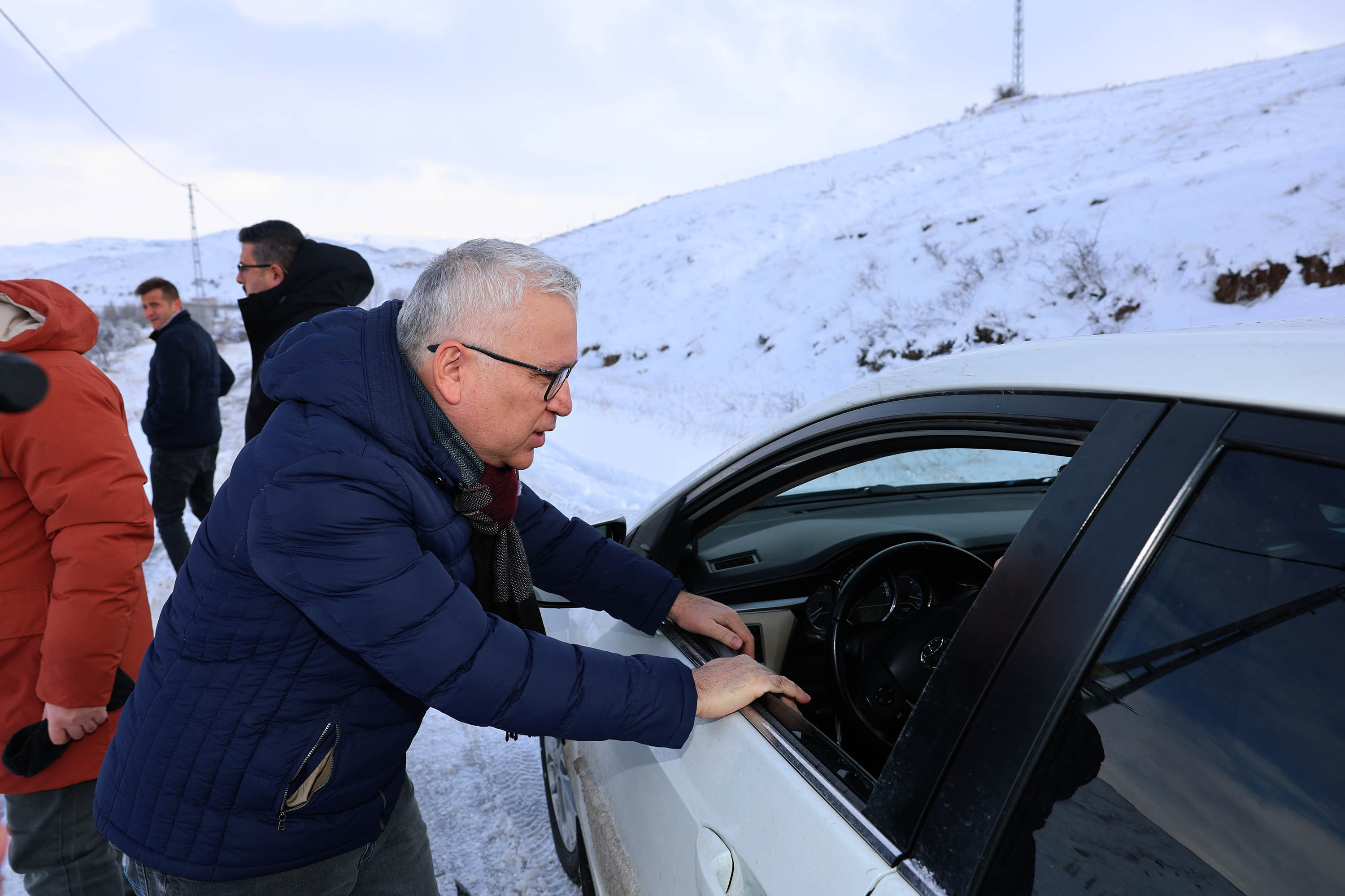 Karla Mücadele Ekipleri Hasta Vatandaş İçin Yolu Ulaşıma Açtı