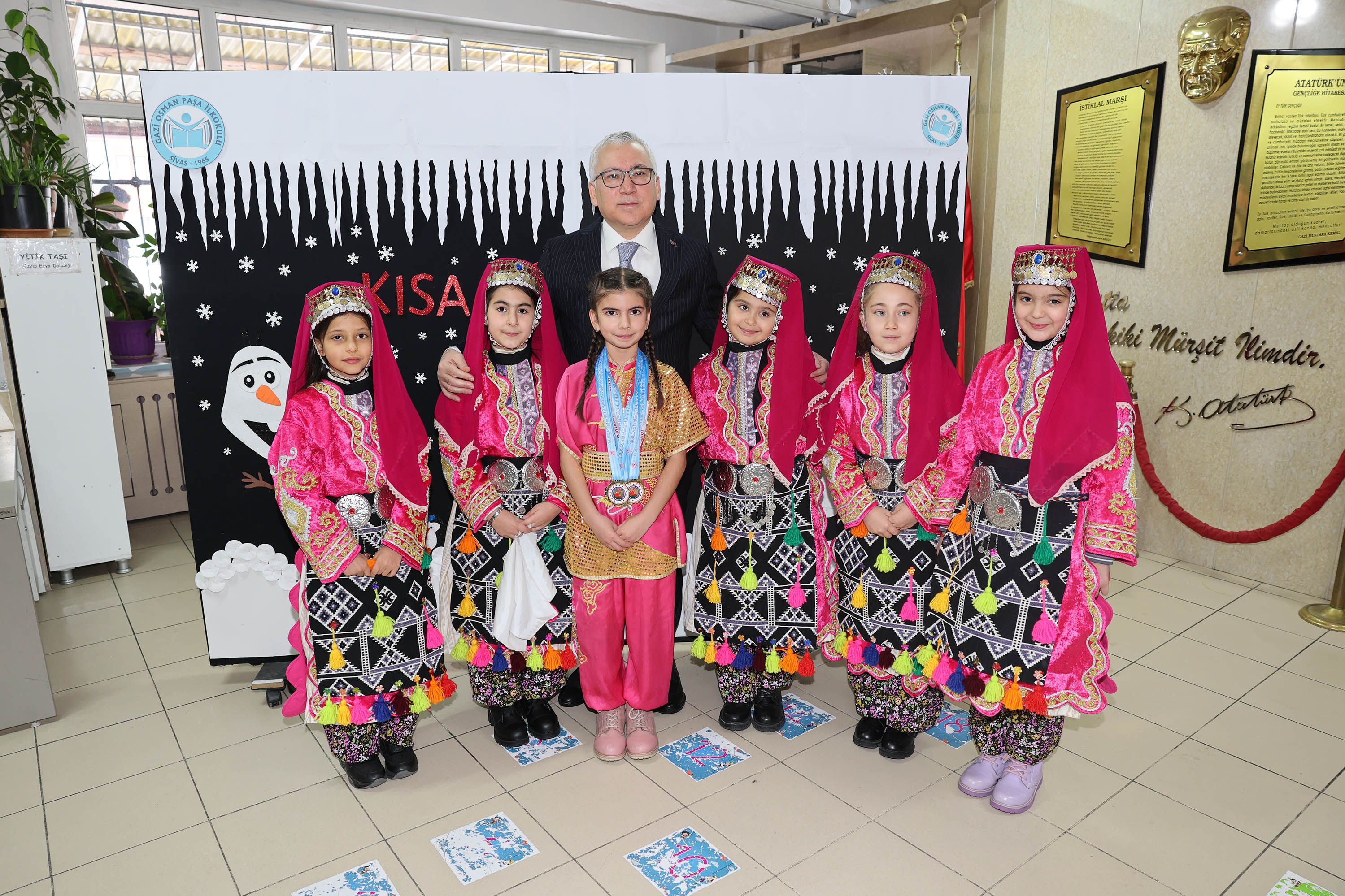 Vali Yılmaz Şimşek Öğrencilerin Karne Heyecanına Ortak Oldu