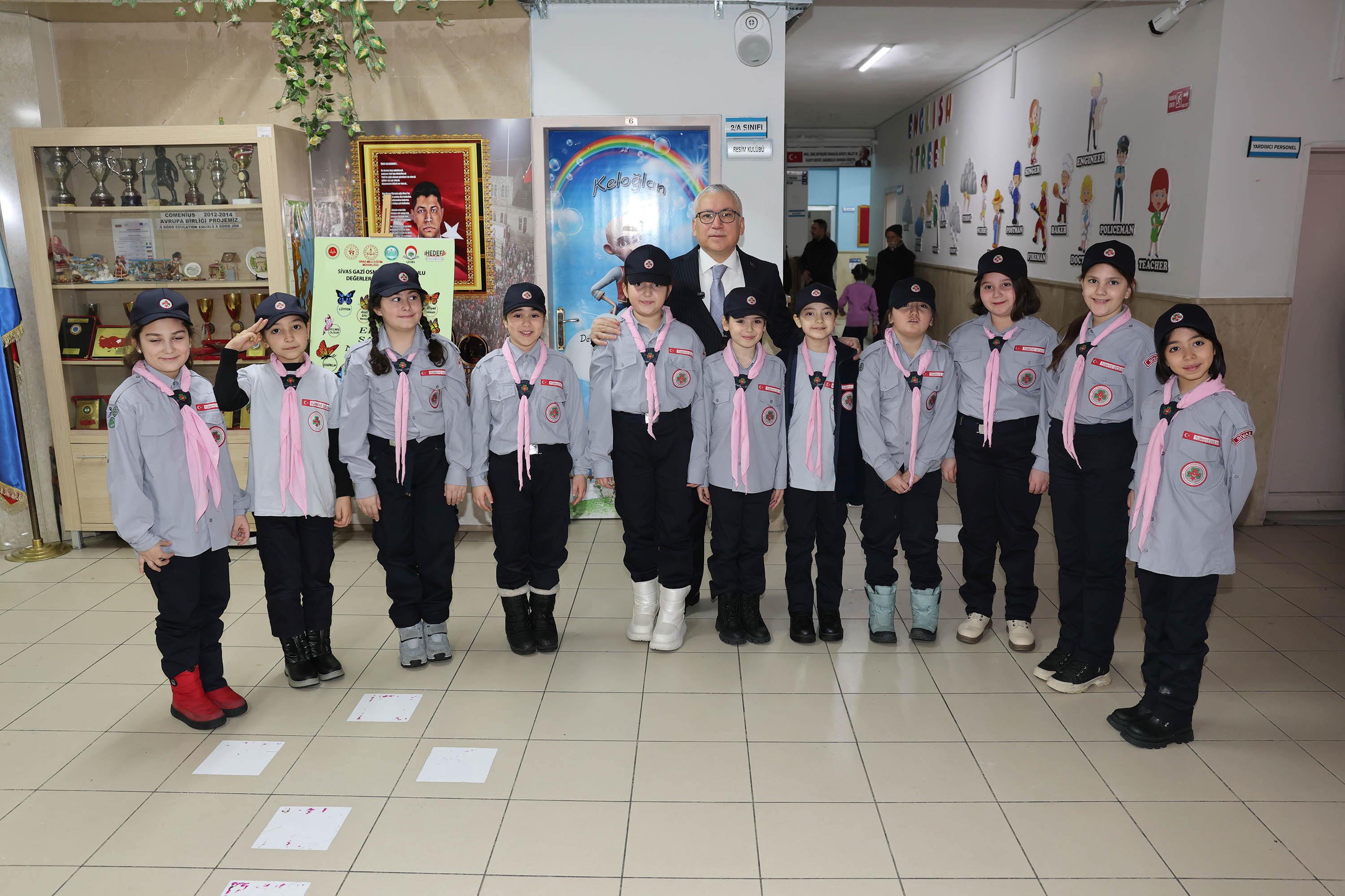 Vali Yılmaz Şimşek Öğrencilerin Karne Heyecanına Ortak Oldu