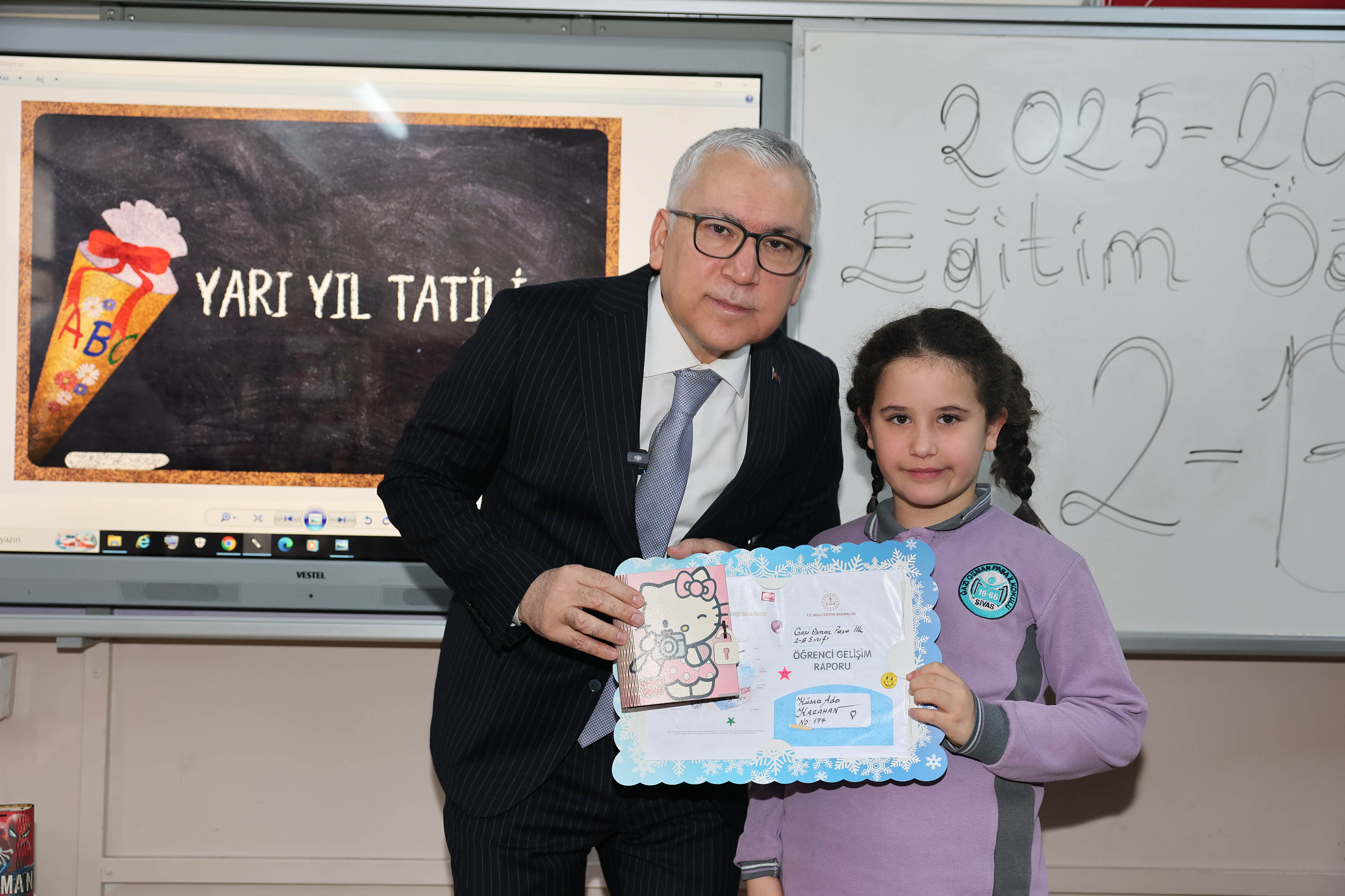 Vali Yılmaz Şimşek Öğrencilerin Karne Heyecanına Ortak Oldu