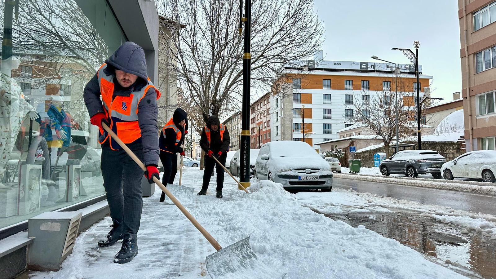 SİVAS BELEDİYESİ KARLA MÜCADELEDE TARİH YAZDI: 65 MAHALLEDE EŞ ZAMANLI MÜDAHALE, TÜRKİYE’YE ÖRNEK MODEL
