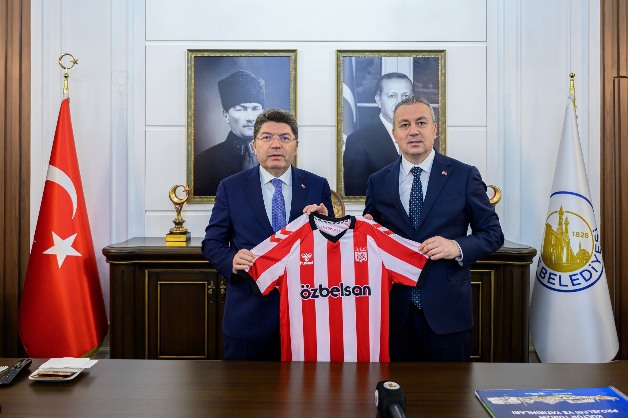 Adalet Bakanı Yılmaz Sivas Belediye Başkanı Dr Adem Uzunu ziyaret etti