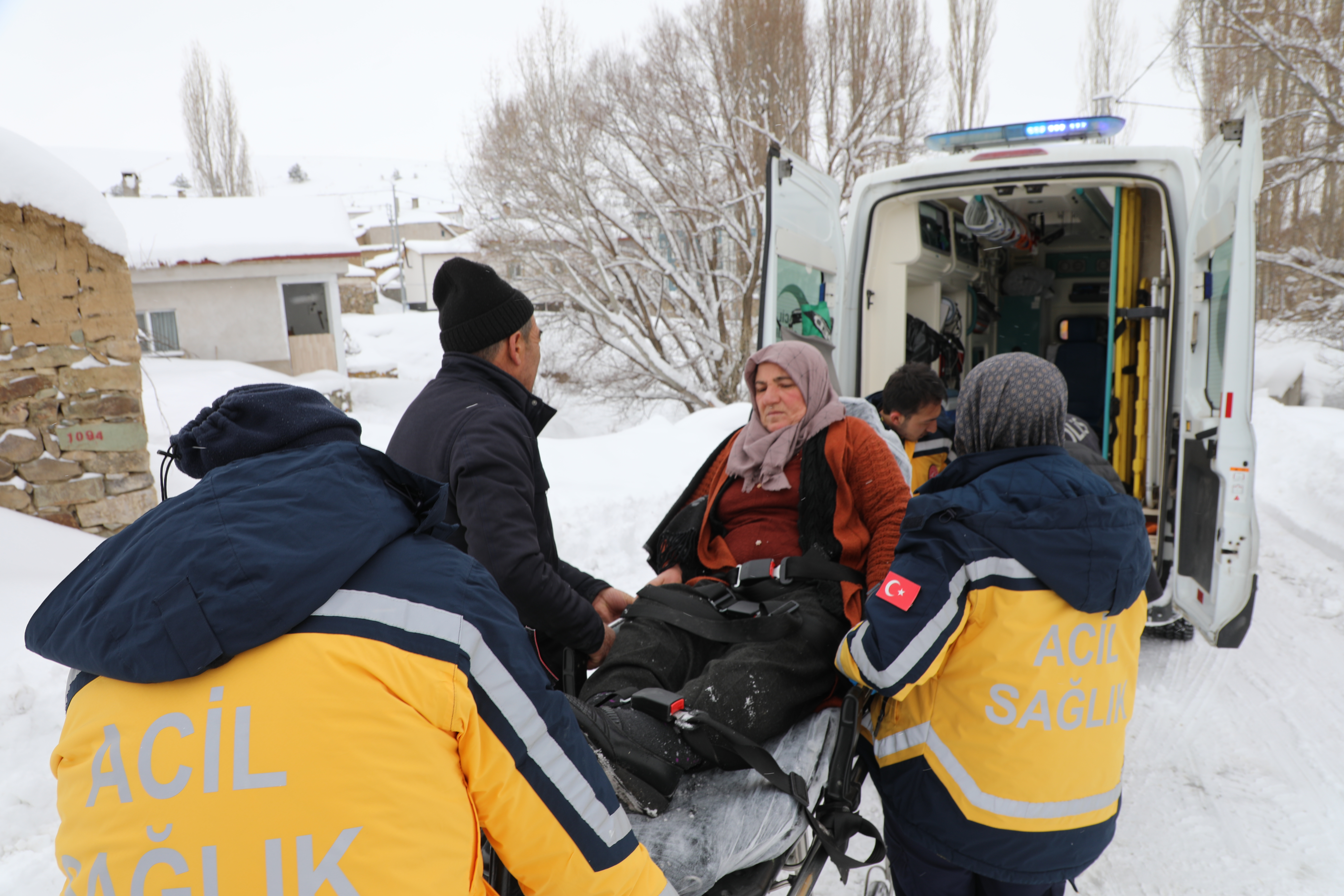 Sivas Karalar Köyü’nde Hasta İçin Seferberlik