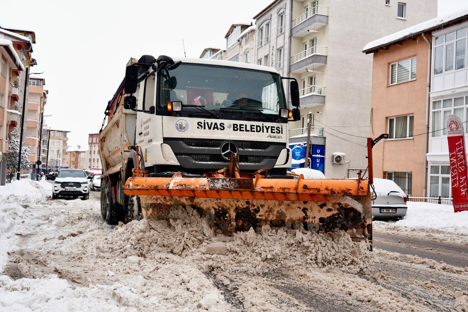 SİVAS’TA SON 20 YILIN EN YOĞUN KARINA KARŞI BELEDİYE 7/24 SAHADA