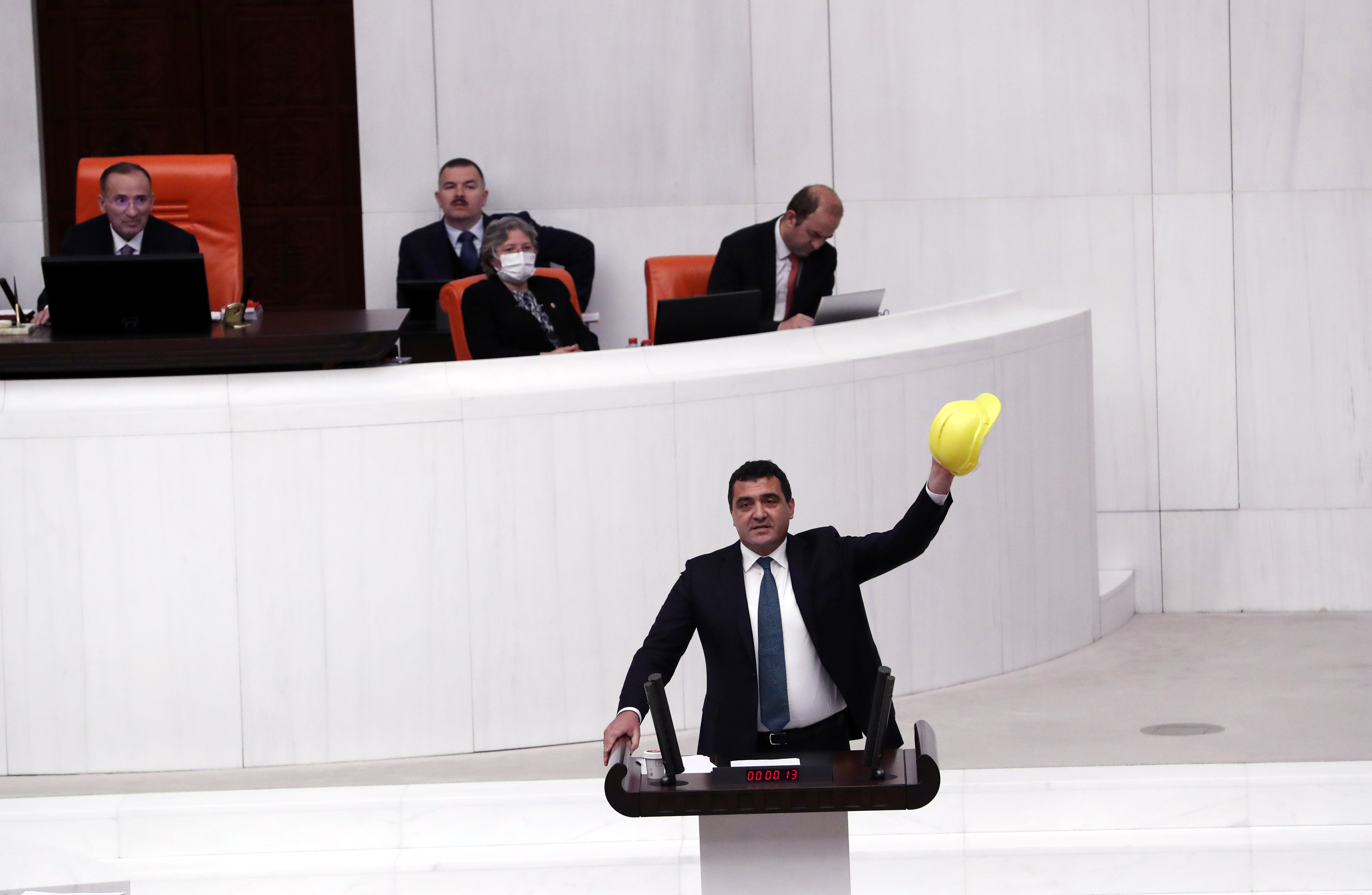 “MECLİS’TE BARET SESİ: ‘BU ÇIĞLIĞI DUYUYOR MUSUNUZ?”