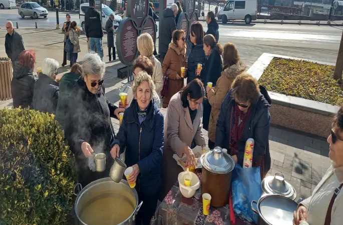 Sivas’taki kadın dernekleri ortak bir organizasyon ile Melek Reşit Hanım Meydanı’nda anma töreni düzenledi.