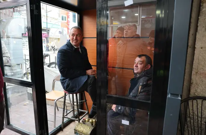 Ayakkabı boyacılarına Belediye Başkanı Dr. Adem Uzun’un talimatıyla soğuktan korunacakları kabinler yapıldı