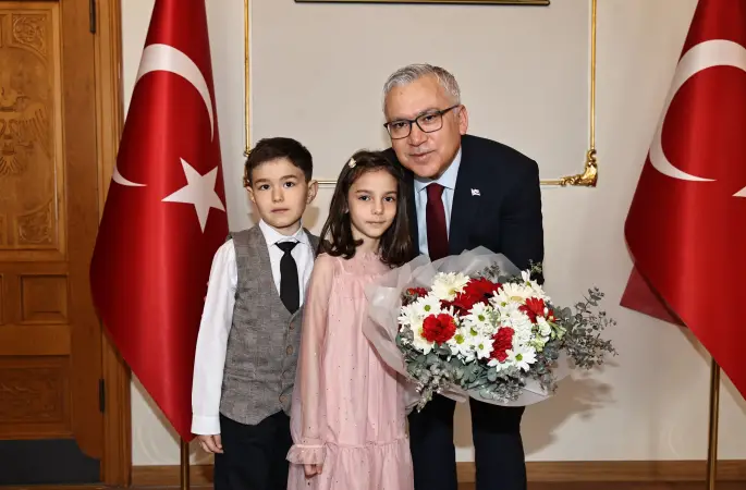 Vali Yılmaz Şimşek, 23 Nisan Ulusal Egemenlik ve Çocuk Bayramı'nın 105. yılı münasebetiyle Şehit Hakan Yurtoğlu İlkokulu 2. sınıf öğrencileri Ravza Hüma Özdem ve Raif Asaf Çelik’e devretti