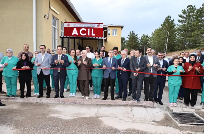 Cumhuriyet Üniversitesi Sağlık Hizmetleri Uygulama ve Araştırma Hastanesi inşaatında incelemelerde bulundu