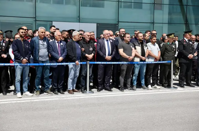 Şehit olan Hemşerimiz  Jandarma Astsubay Emre Polat'ın naaşı, Sivas Nuri Demirağ Havalimanı'nda törenle karşılandı
