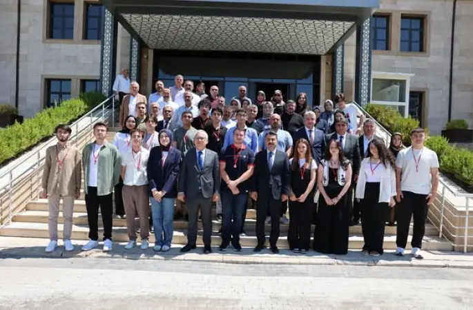 Yükseköğretim Kurumları Sınavı (YKS) 2025’te Türkiye genelinde ilk 1000’e girerek büyük bir başarıya imza atan ilimiz öğrencileri, Vali  Yılmaz Şimşek ziyaret etti