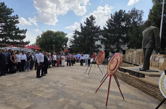 CHP 30 Ağustos Zafer Bayramı nedeniyle çelenk sunma töreni yapıldı.