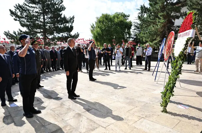 4 Eylül Sivas Kongresi'nin 106. yıl dönümü kutlama etkinlikleri münasebetiyle Atatürk anıtına çelenk sunma töreni düzenlendi