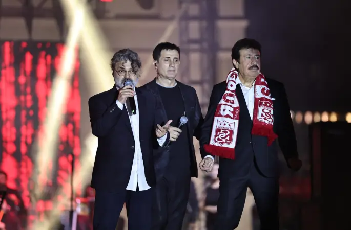 Şair Yazar Ahmet Selçuk İlkan  Enver Merallı ve Aydın Sarman müzik ziyafeti verdi