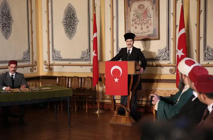 Devlet Tiyatrosu oyuncuları tarafından Sivas Kongresi temsili olarak canlandırıldı