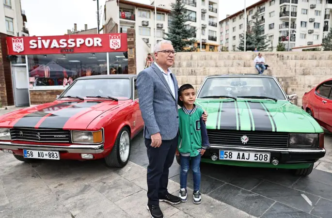 Klasik Otomobil Fuarı rengârenk görüntülere sahne oldu