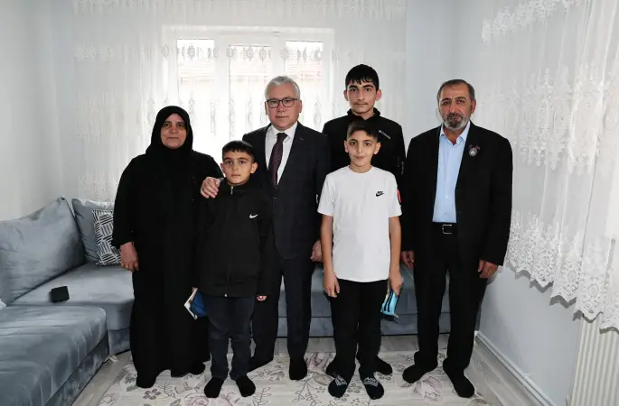 Vali Yılmaz Şimşek Şehidimiz Ali Kıraç'ın babası Kaya Duran Kıraç'a geçmiş olsun dileğinde bulundu