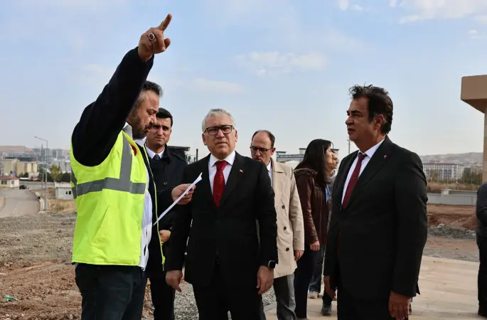 Vali Yılmaz Şimşek, Sivas Cumhuriyet Üniversitesi Tıp Fakültesi Eğitim ve Araştırma Hastanesi inşaatında incelemelerde bulundu