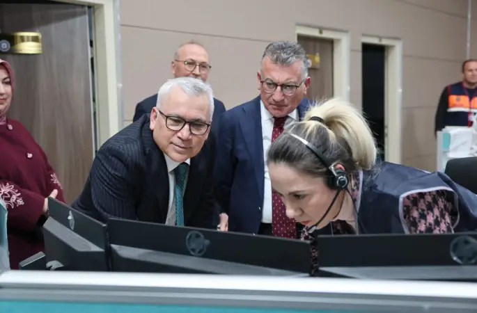 Yeni Yılda Protokol ilk olarak İhramcızade İsmail Hakkı Toprak Huzurevi yaşlılarla bir araya geldiler