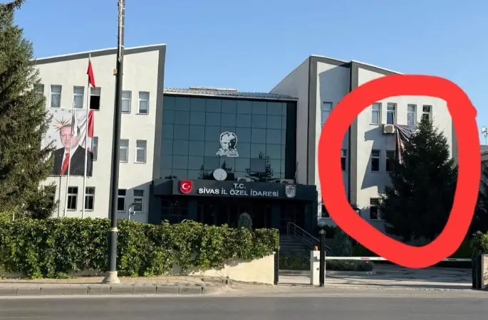 Atatürk’ün Resmi Ağaç Arkasında Kaldı, Tepkiler Yükseldi