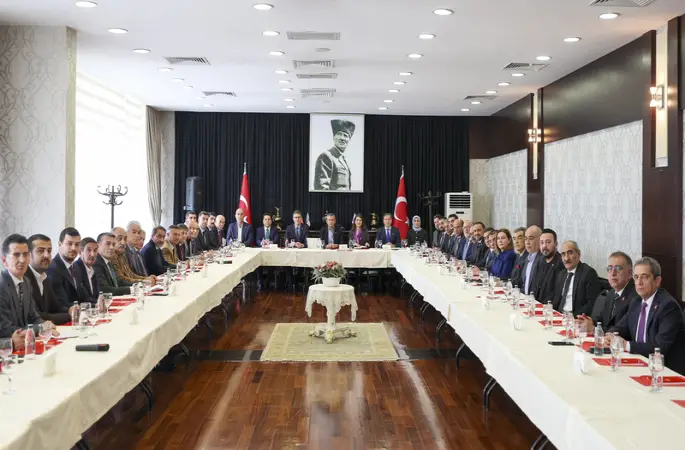 CHP Lideri Özgür Özel, Doğu ve Güneydoğu İl Başkanları ile Bir Araya Geldi