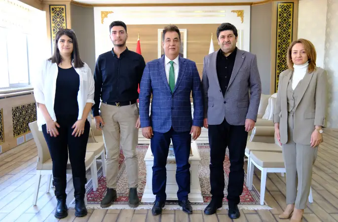 SCÜ Rektörü Prof. Dr. Ahmet Şengönül Yarışmalarda Başarı Gösteren Öğrencileri Makamında Ağırladı