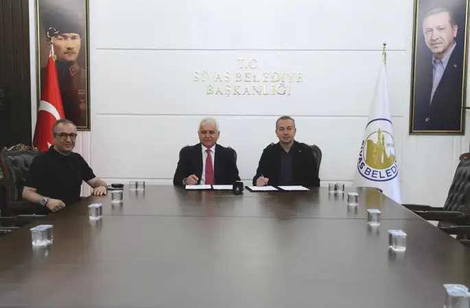 AYNALI ÇARŞI'NIN DIŞ CEPHESİ TARİHİ ESERLERE UYUMLU HALE GETİRİLİYOR